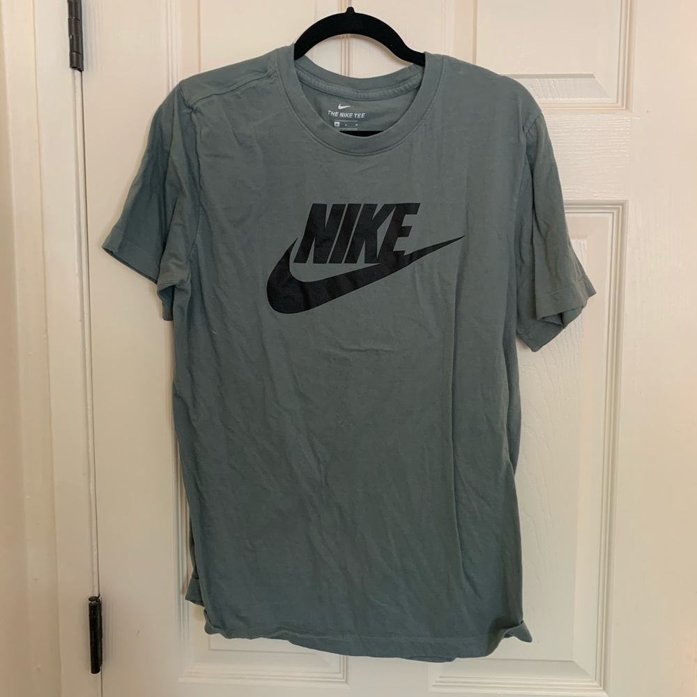 Nike short sleeve shirt, size medium in MENS